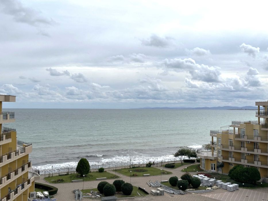 Просторен тристаен апартамент с гледка море, Първа линия