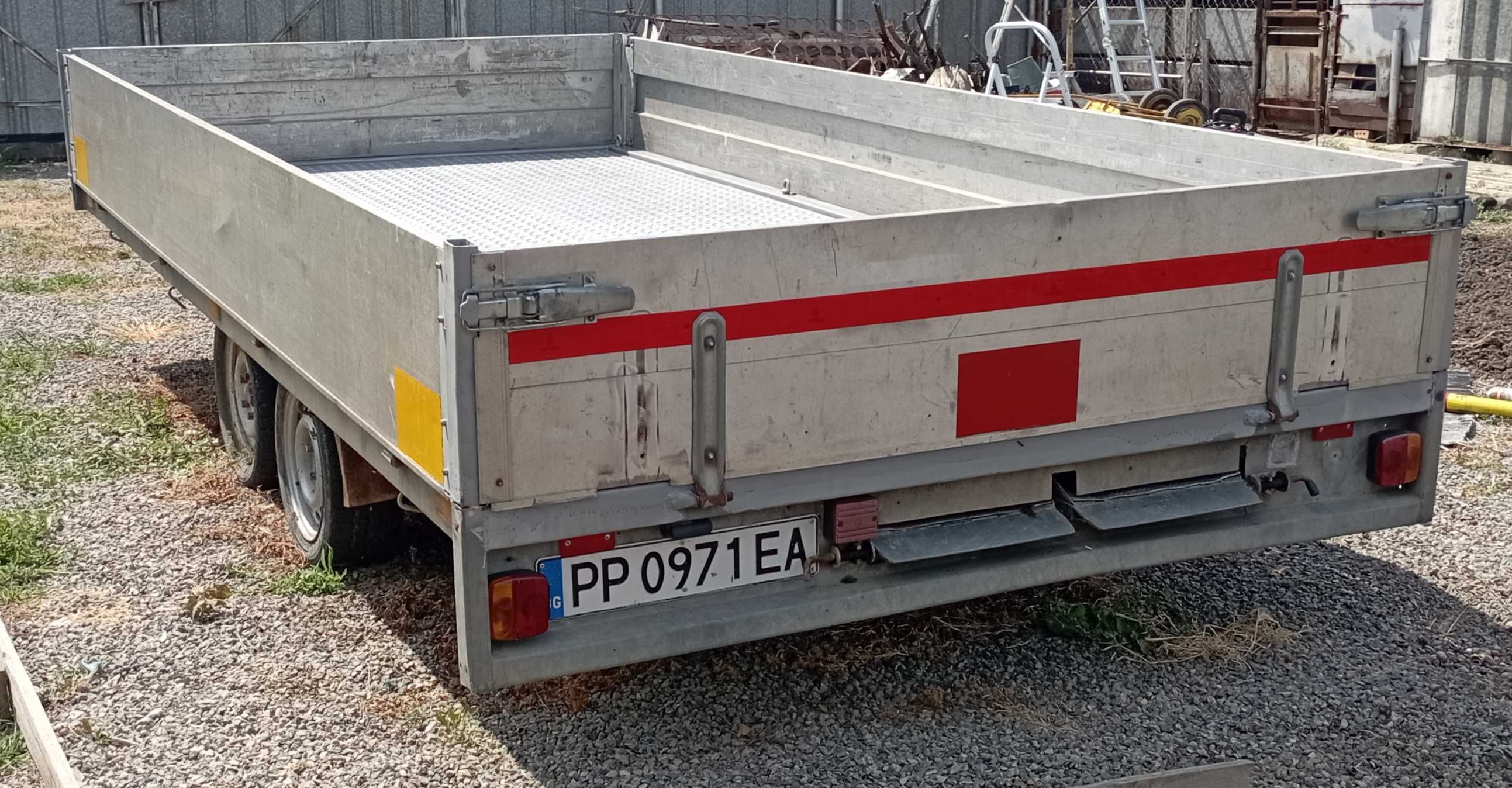 Продавам двуосно ремарке 3.5т.