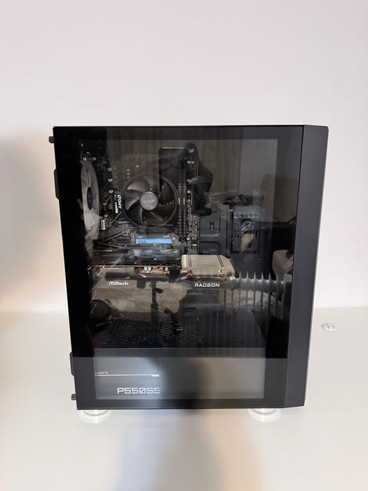 Pc Gaming + monitor puțin crăpat în colț stanga  , mouse si tastatura