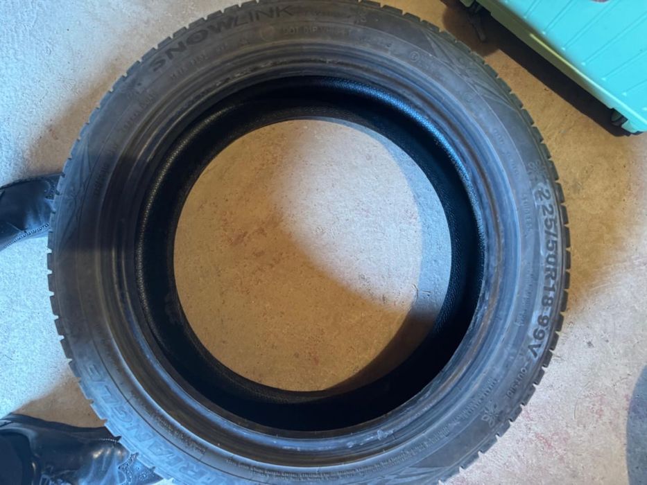 Шины зимние в комплекте 4 штуки, в хорошем состояний, размер 18……………..