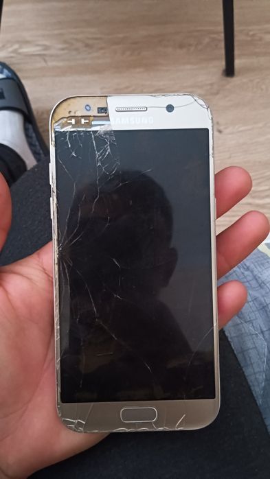 J5 sotiladi faqat ekrani singan