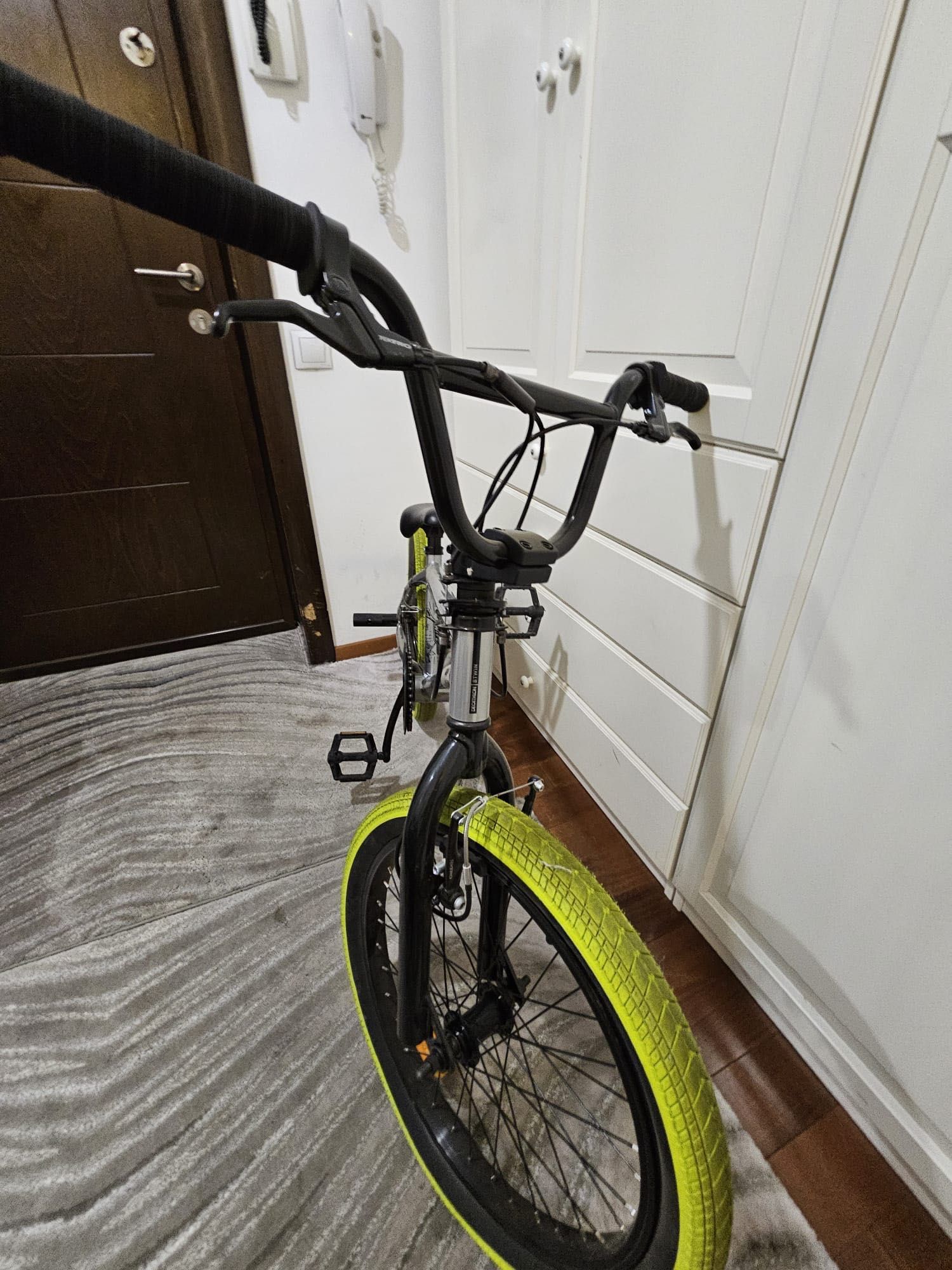 Vând bicicleta BMX
