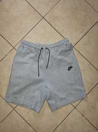 Vand pantaloni scurti nike tech