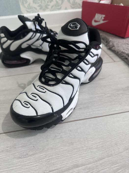 Кроссовки новые, белые удобные,