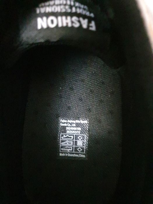 Vând o pereche adidasi