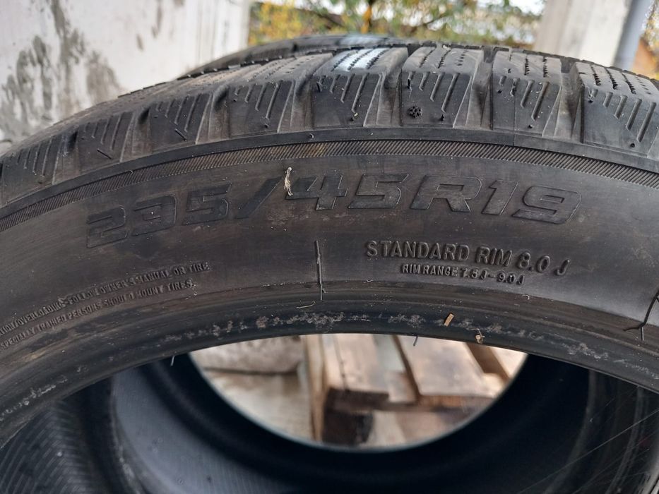 Două cauciucuri  235/45/R19