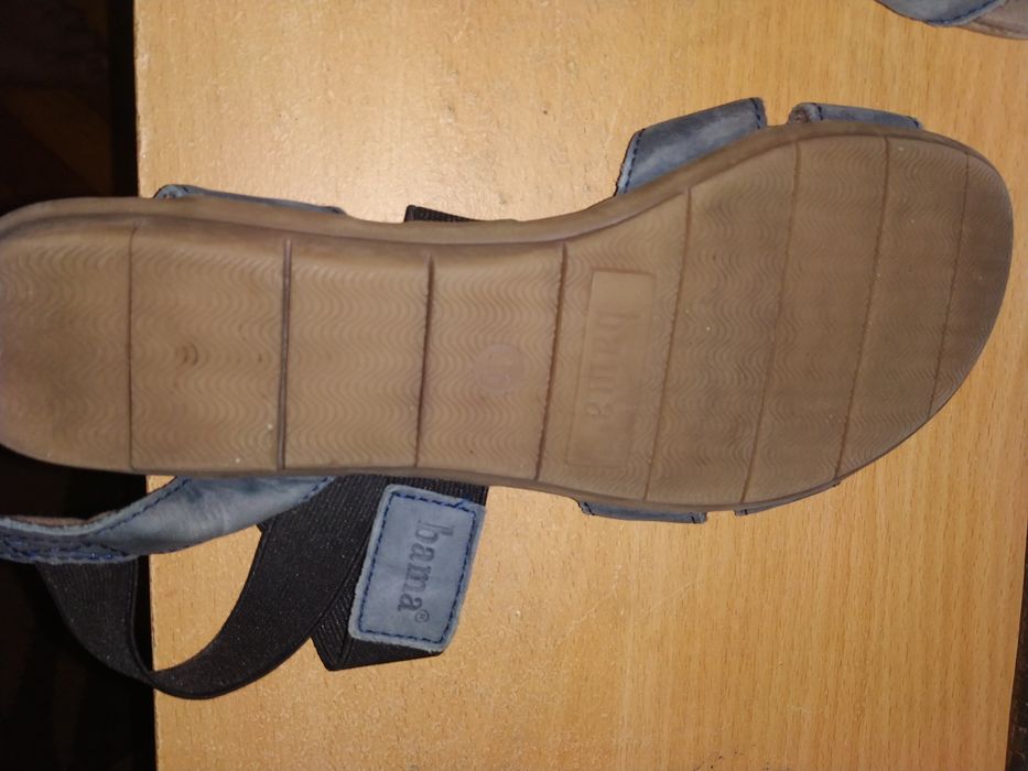 Vând sandale piele naturala și slapi