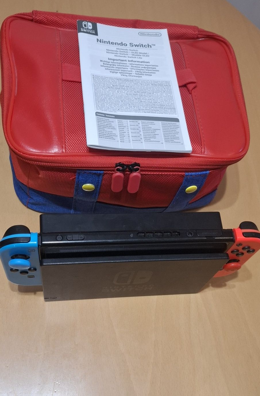 Nintendo Switch + допълнителни аксесоари и игри.