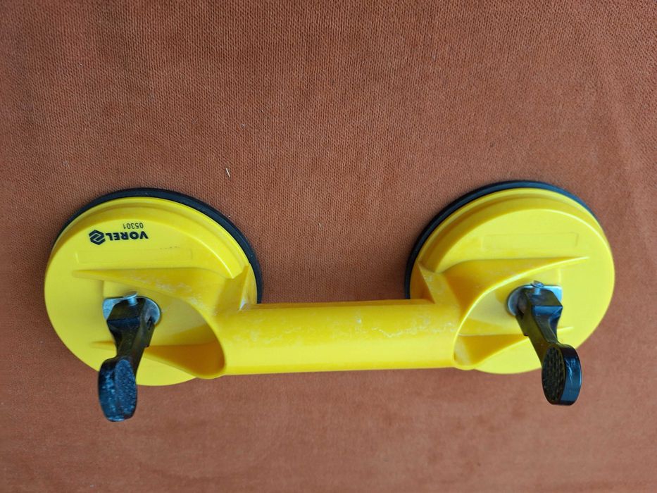 Dispozitiv cu ventuza dubla pentru transportarea sticlei