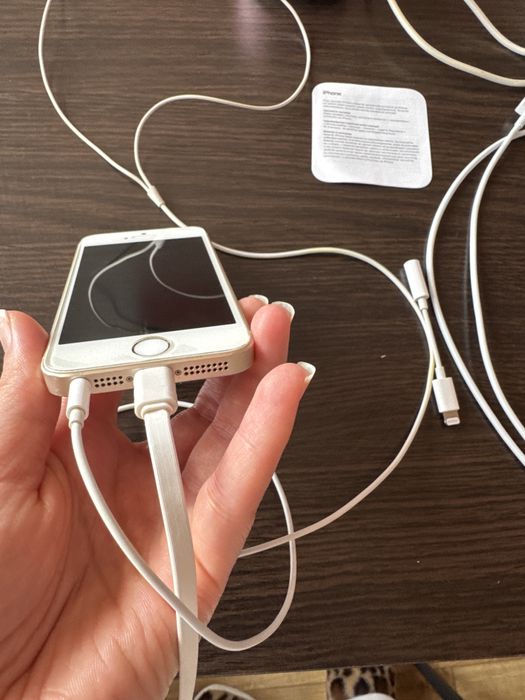 iPhone SE 32GB – Rose Gold + аксесоари