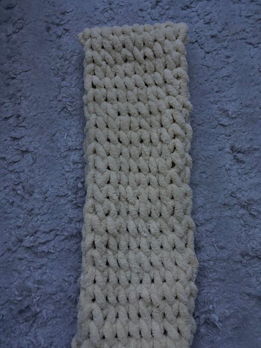 Дамски ръчно плетени шалове