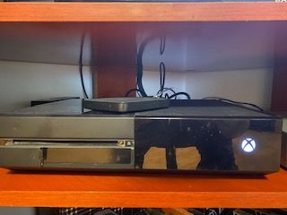 Vand XBox One 500 GB + jocuri 14 pe CD - CADOUL PERFECT!