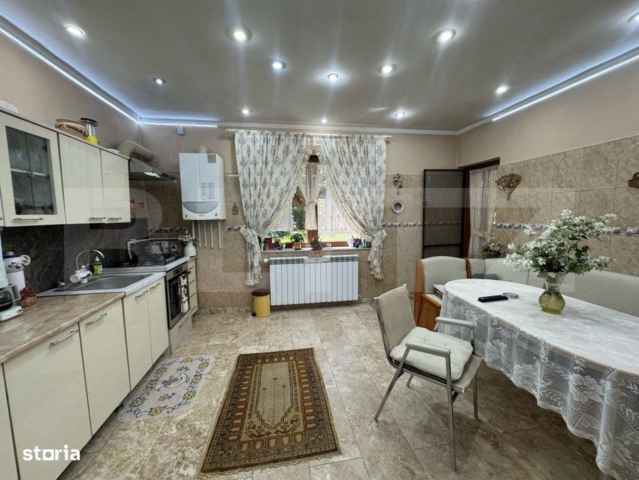 Vila de vanzare, cu 9 camere, 360 mp, zona Orastie