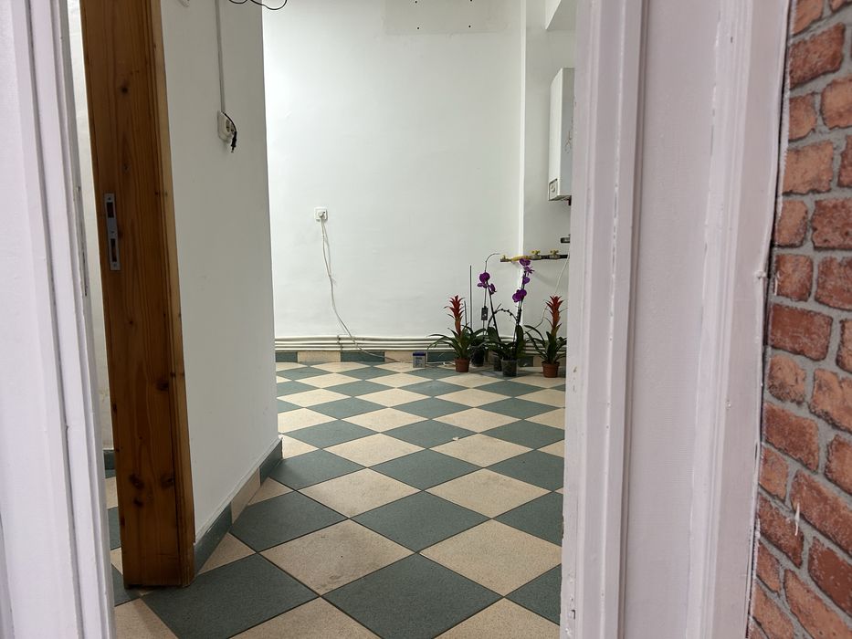 De inchiriat spatiu comercial de 50 m” linga Non Stop ,Capsa . Barlad