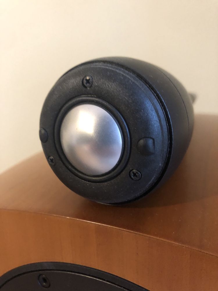 Bowers&Wilkins 805 S cu picioare negre