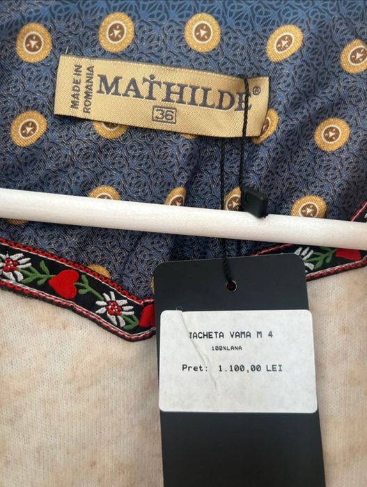 Haina accesorizata din lana 100%