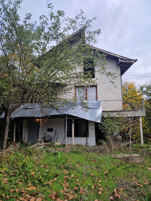 Двуетажна къща в с. Чехларе