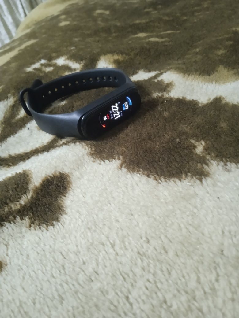 Продам часы Amazfit Band 5