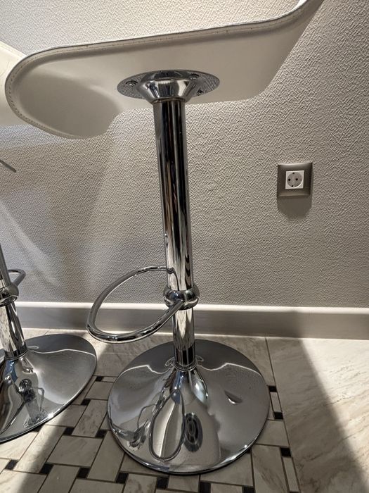 Висок бял кожен бар стол