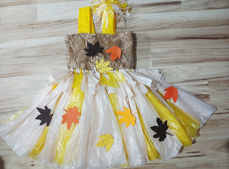 Rochie din materiale reciclabile,foarte frumoasa,pt fetita,mar 6-8 ani