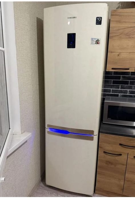 Холодильник Samsung в хорошем состаение
