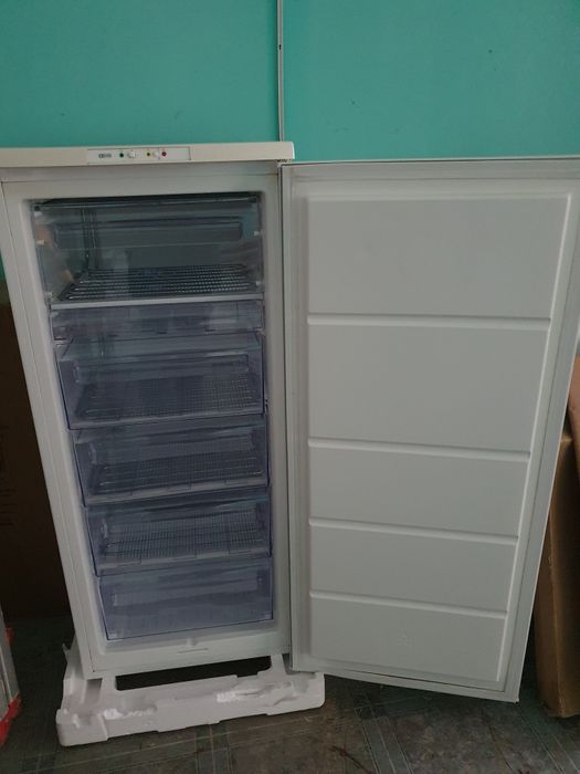 Vând Congelator vertical 6 sertare Zanussi