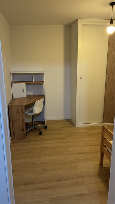 Inchiriez apartament casa duplex, 2 dormitoare, curte, loc de parcare