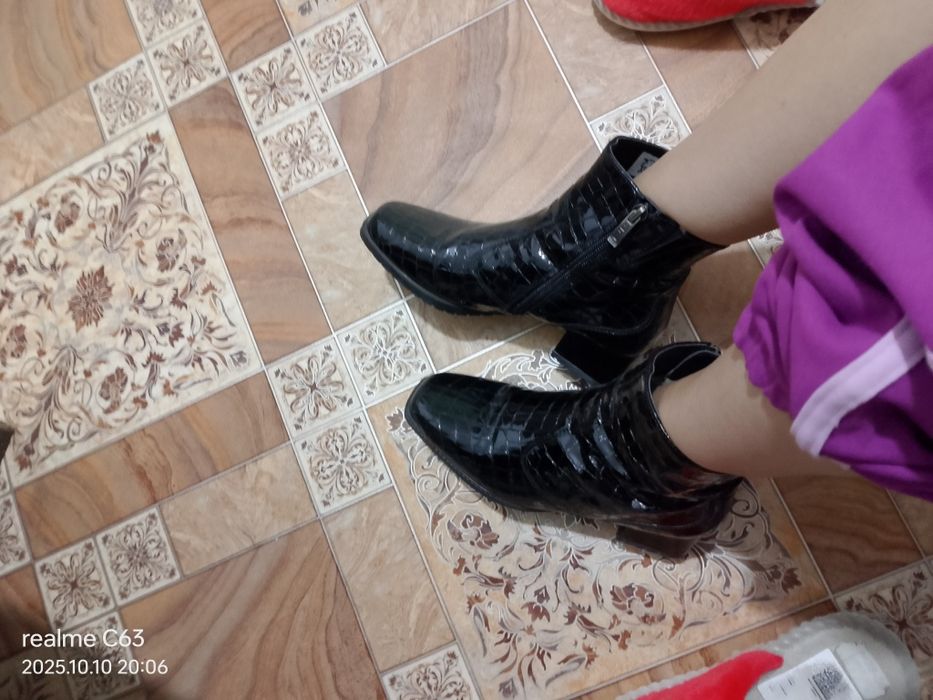 Срочно продам ботинки женские