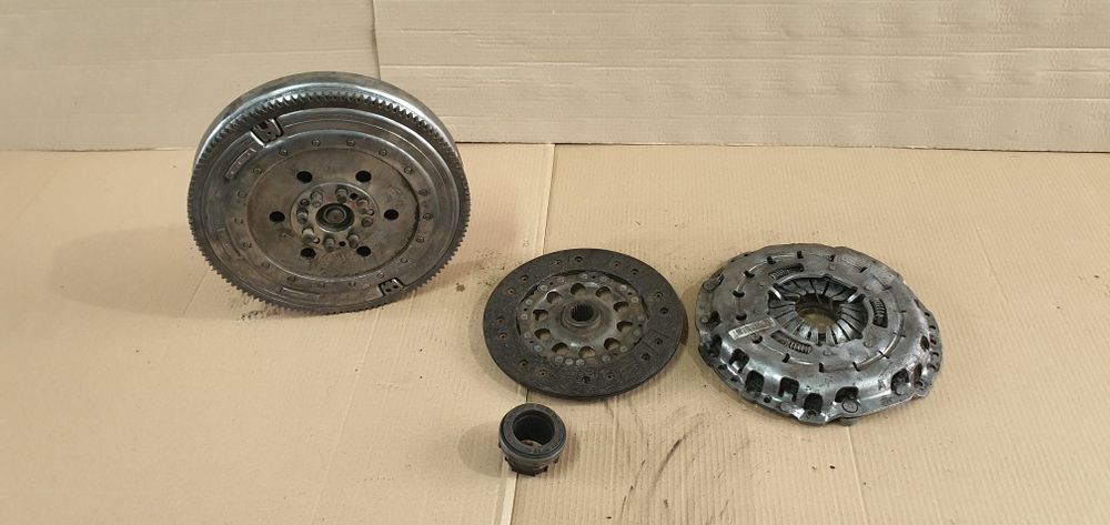 Kit ambreiaj cu volanta bmw 2.0d N47 e87 e81 e90 e91 e84