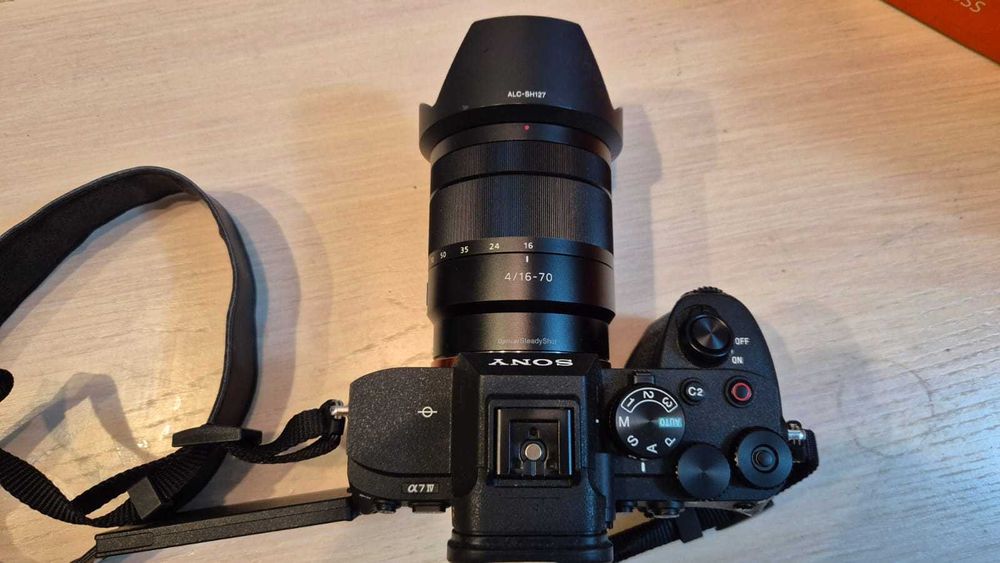 1)Продаю-фотоаппарат sony a7m4 с обьективом Carl Zeiss f4, 16-70мм.