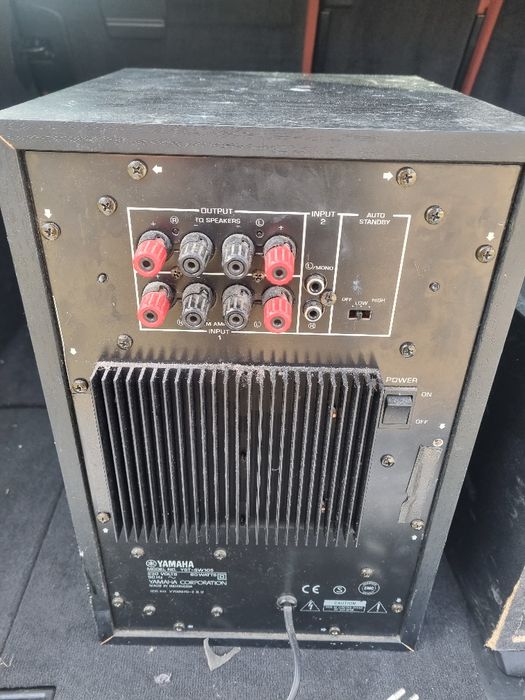 Doua subwoofere functionalae.