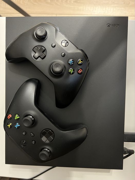 Xbox One X  +2 Геймпада