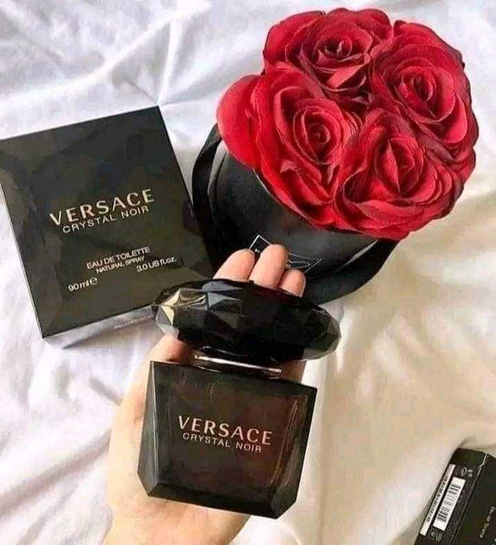 Дамският парфюм Versace Crystal Noir от Antoine Lie 100мл