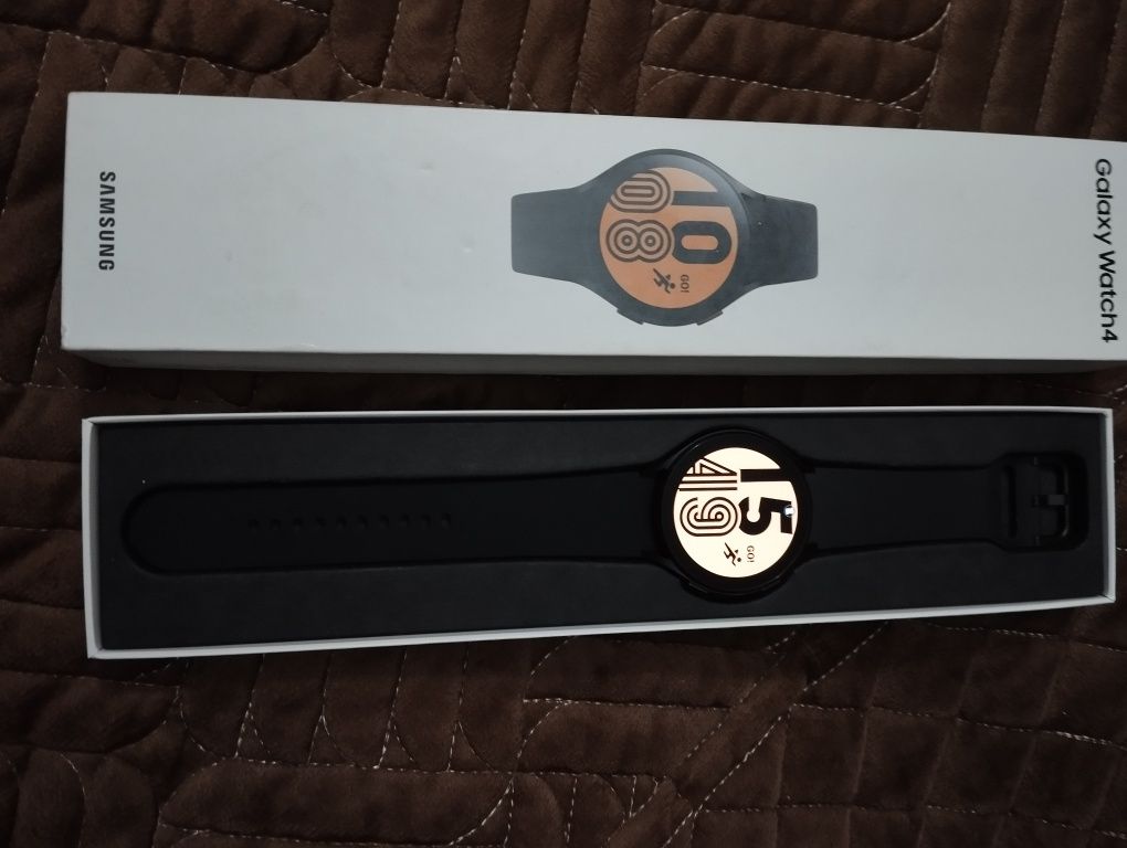 Смартчасы Galaxy Watch4