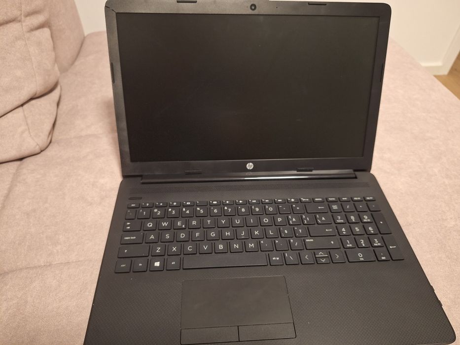 Vând laptop HP folosit puțin
