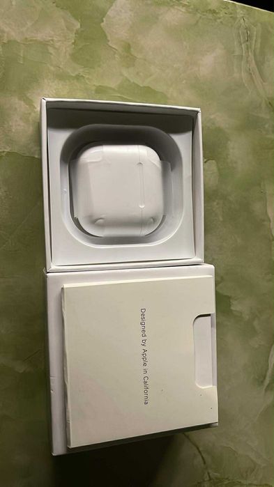 Vand o pereche de Air Pods 4