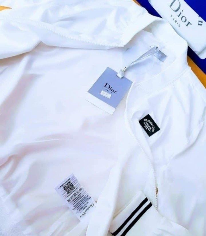 Geaca alba dama,sezonul cald,cod Qr scanabil, saculet, etichetă