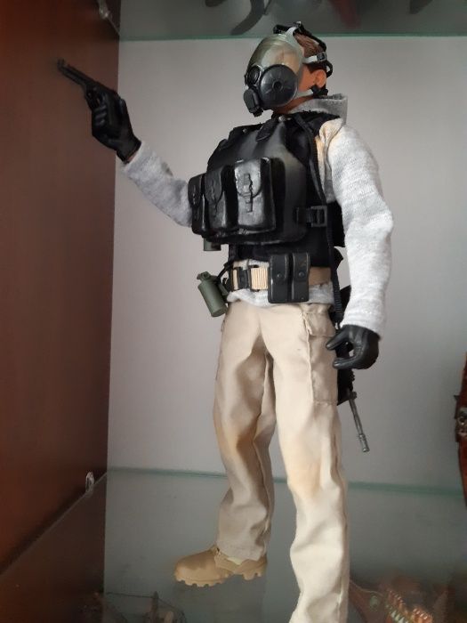 CIA paramilitary urban fighter cu masca cu filtru figurina 1/6