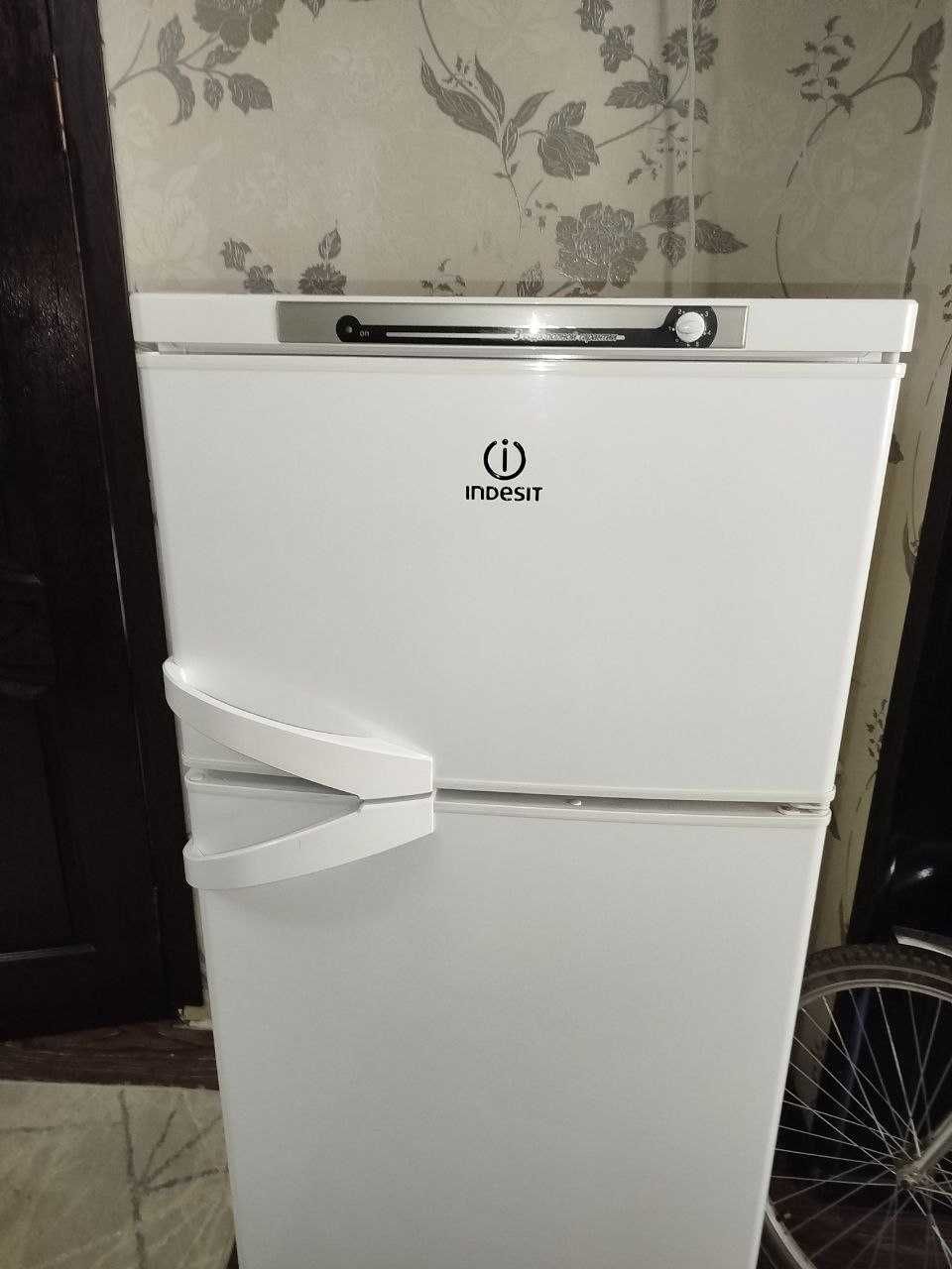 Продается свой двухкамерный холодильник INDESIT