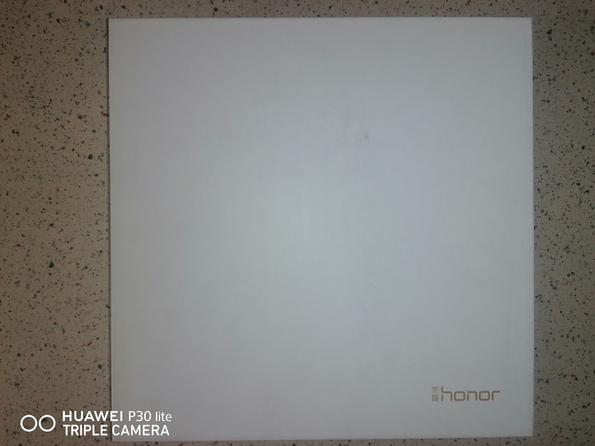 Honor gift box, селфи стик, зарядно, кабел и usb накрайник.