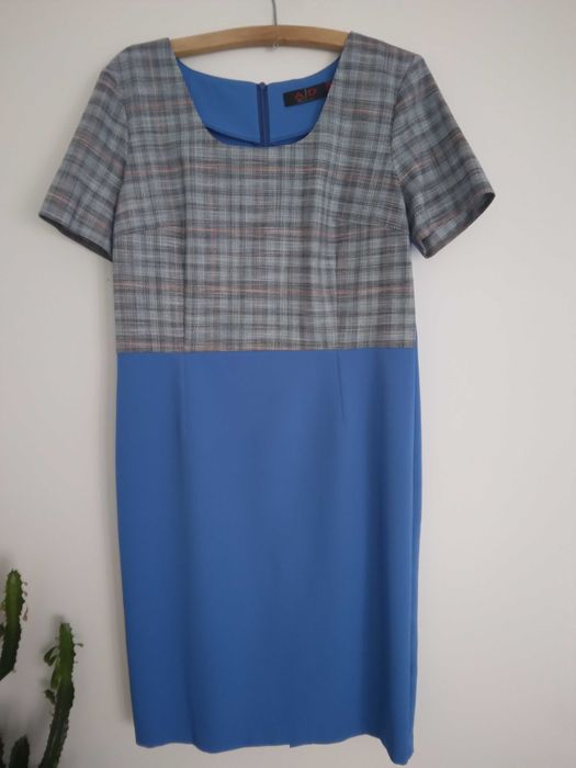 Vind  compleu de dama nou,foarte frumos