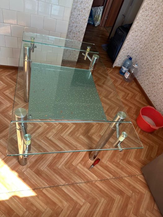 Стеклянный кухонный стол