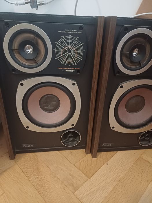 Vând 2 boxe boss 50 w RMS și 2 boxe samsung și subwoofer 50 w RMS