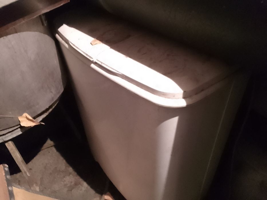 Продам умывальник весна и машинка полуавтомат .