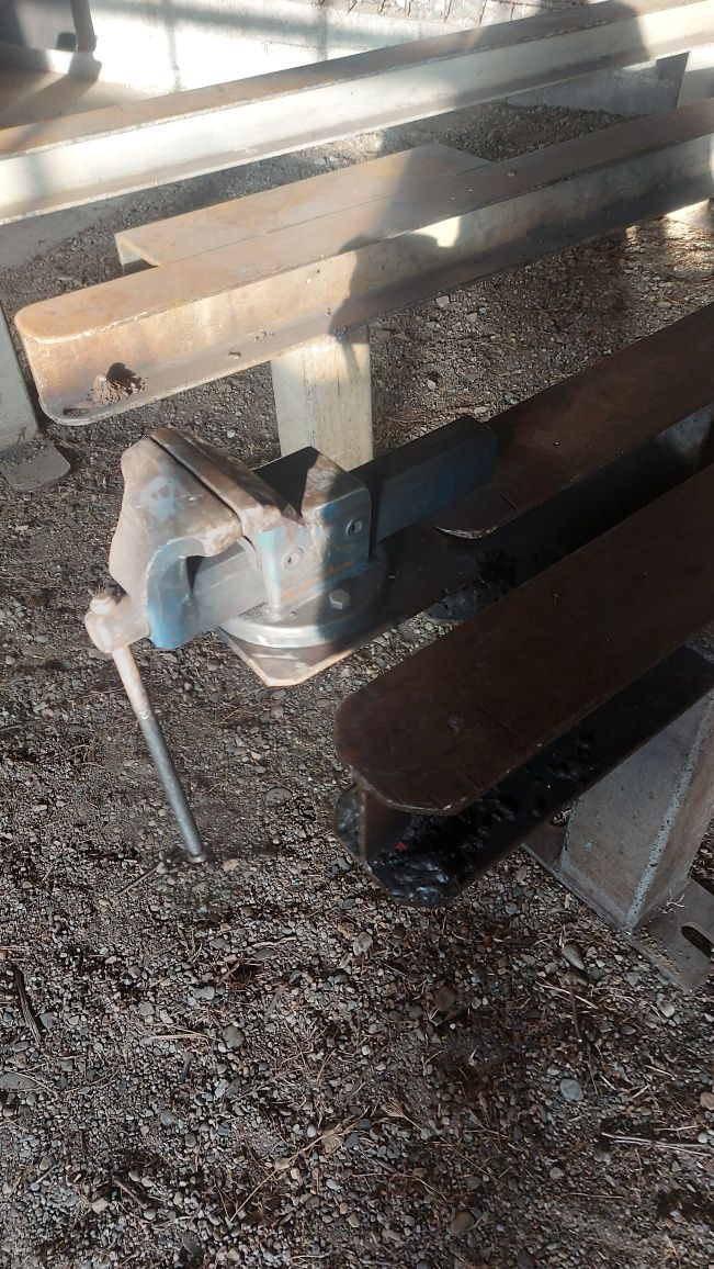Capre metalice cu menghina / suport metalic de lucru