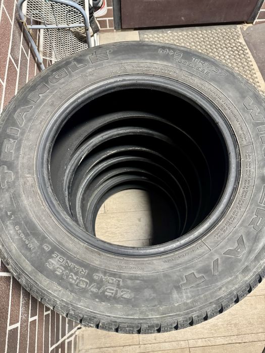 Продам зимние шины Triangle 215/70/R16C