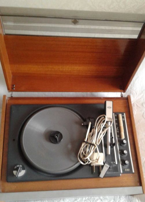Музыкальный проигрыватель советский с виниловыми пластинками