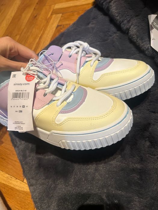 Обувки с етикет чисто нови