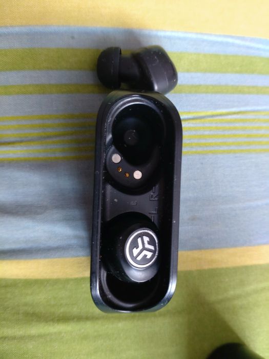 Căști bluetooth diferite mărci și modele