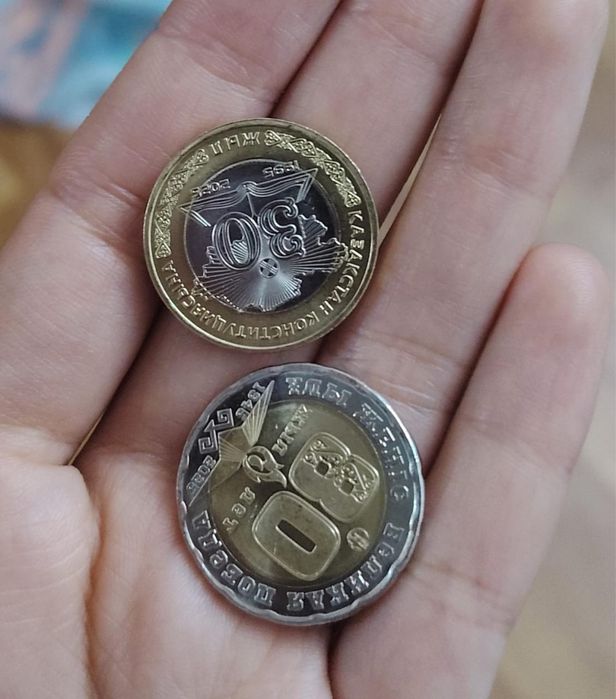 Продам колекционные монеты 100 и 200 тг